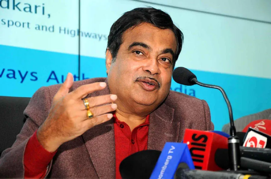 Surat: Central Minister Nitin Gadkari impressed by the municipal corporation’s e-vehicle policy.
