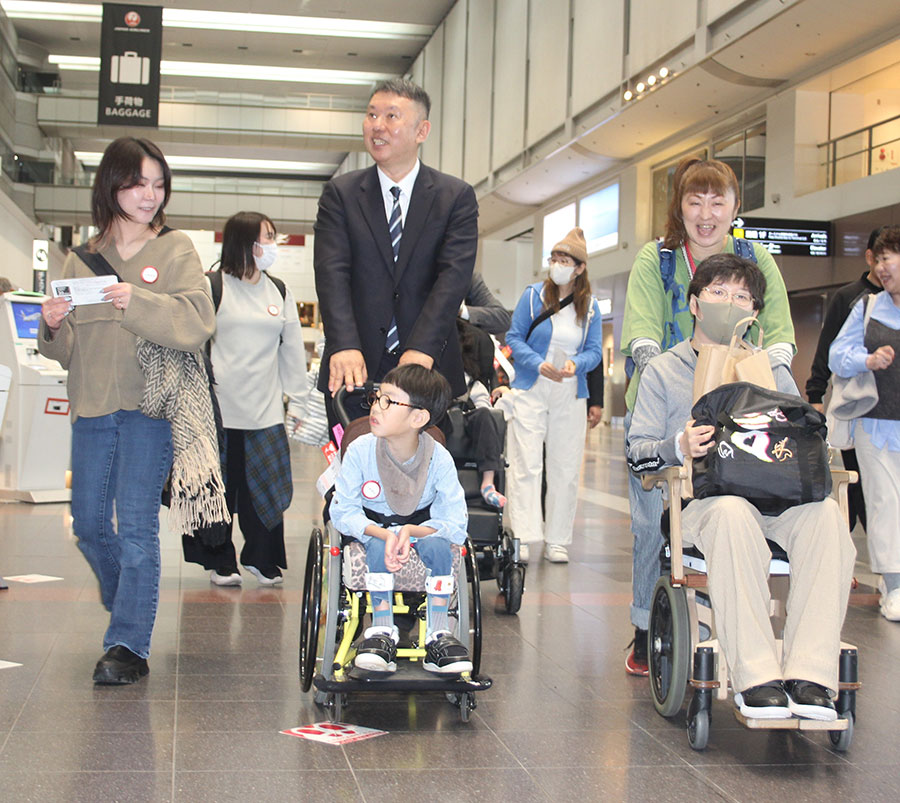 Shuri Castle, the Southern Blue Sea… Enjoying the Atmosphere: “Wheelchair Sky Trip” from Kanagawa to Okinawa.