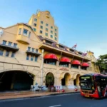 Ilustrasi - Suroboyo Bus ketika melewati salah satu sudut di Kota Lama Surabaya yang kini disulap menjadi lokasi wisata baru di Kota Pahlawan. Foto: Diskominfo Kota Surabaya