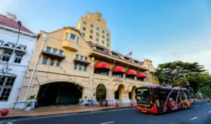 Ilustrasi - Suroboyo Bus ketika melewati salah satu sudut di Kota Lama Surabaya yang kini disulap menjadi lokasi wisata baru di Kota Pahlawan. Foto: Diskominfo Kota Surabaya
