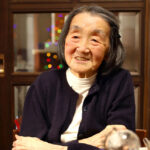 「茨城の女学校ではお辞儀をしないと先輩に怒られました」と異文化の悩みを振り返る中山さん。当時カナダの食生活が恋しく、バターを塊で食べたこともある＝都内の自宅