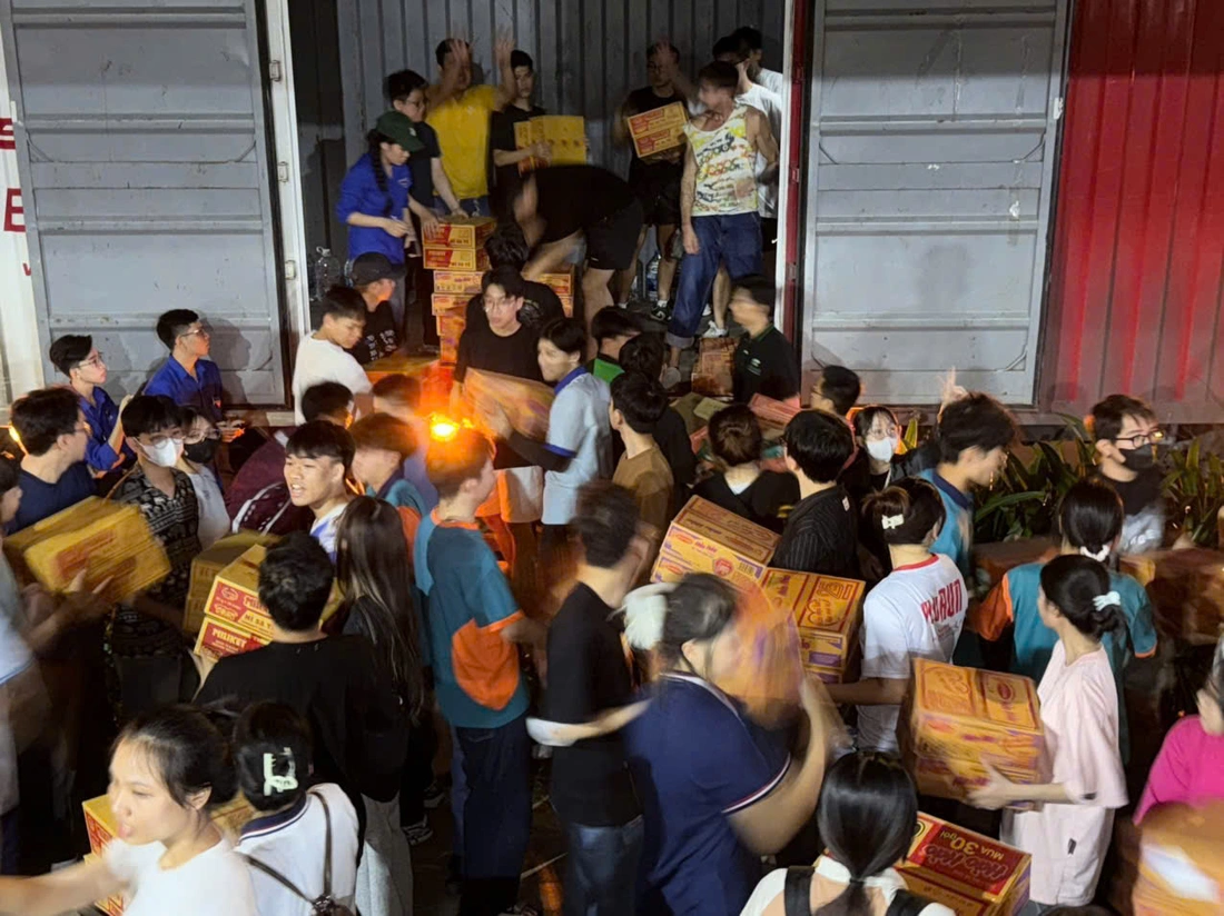 A steady stream of people came to the Ho Chi Minh City Labor Culture Palace to help sort and transport flood relief supplies.