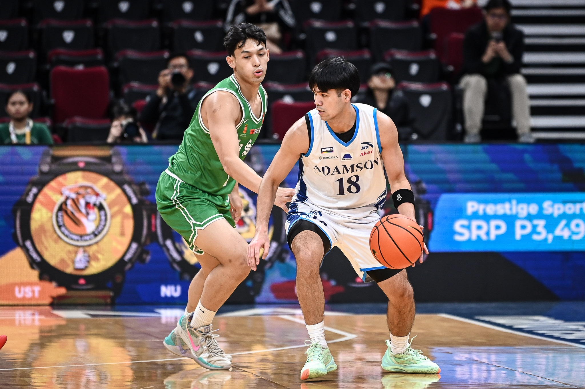 UAAP Season 88. November 19, 2025. Matt Erolon of the Adamson Soaring Falcons against JC Macalalag of La Salle. (Photo: UAAP)