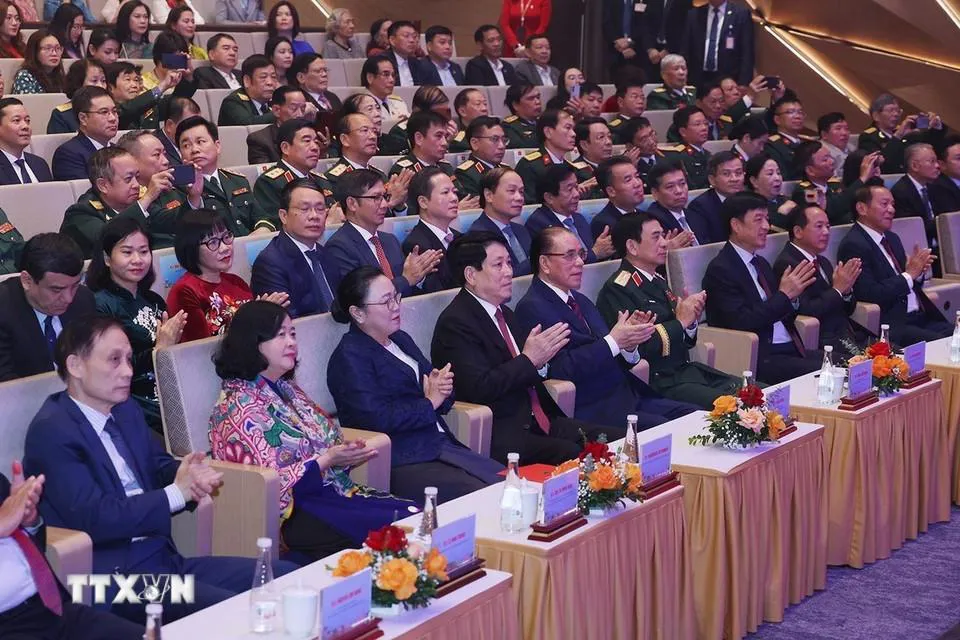 Vietnamesische und laotische Delegierte