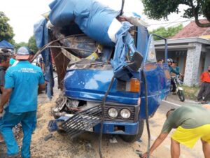 Kecelakaan beruntun melibatkan empat truk terjadi di Jalan Raya Rejoagung, Ngoro, Jombang dan menyebabkan dua sopir luka parah. Diduga sopir mengantuk, polisi masih menyelidiki penyebabnya. Foto iNewsSurabaya/zainul