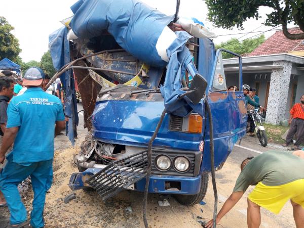 Kecelakaan beruntun melibatkan empat truk terjadi di Jalan Raya Rejoagung, Ngoro, Jombang dan menyebabkan dua sopir luka parah. Diduga sopir mengantuk, polisi masih menyelidiki penyebabnya. Foto iNewsSurabaya/zainul