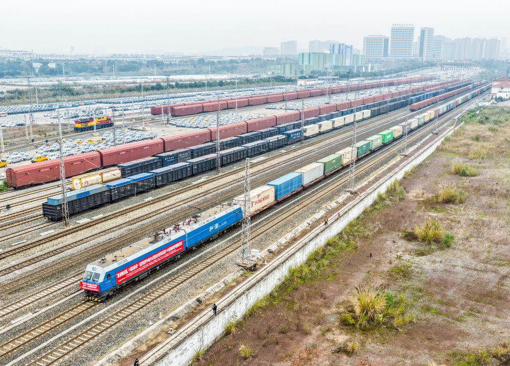 Projet de démonstration sino-singapourien : lancement de trains de fret bilatéraux entre Chongqing, l&rsquo;Asie centrale et l&rsquo;Asie du Sud-Est.