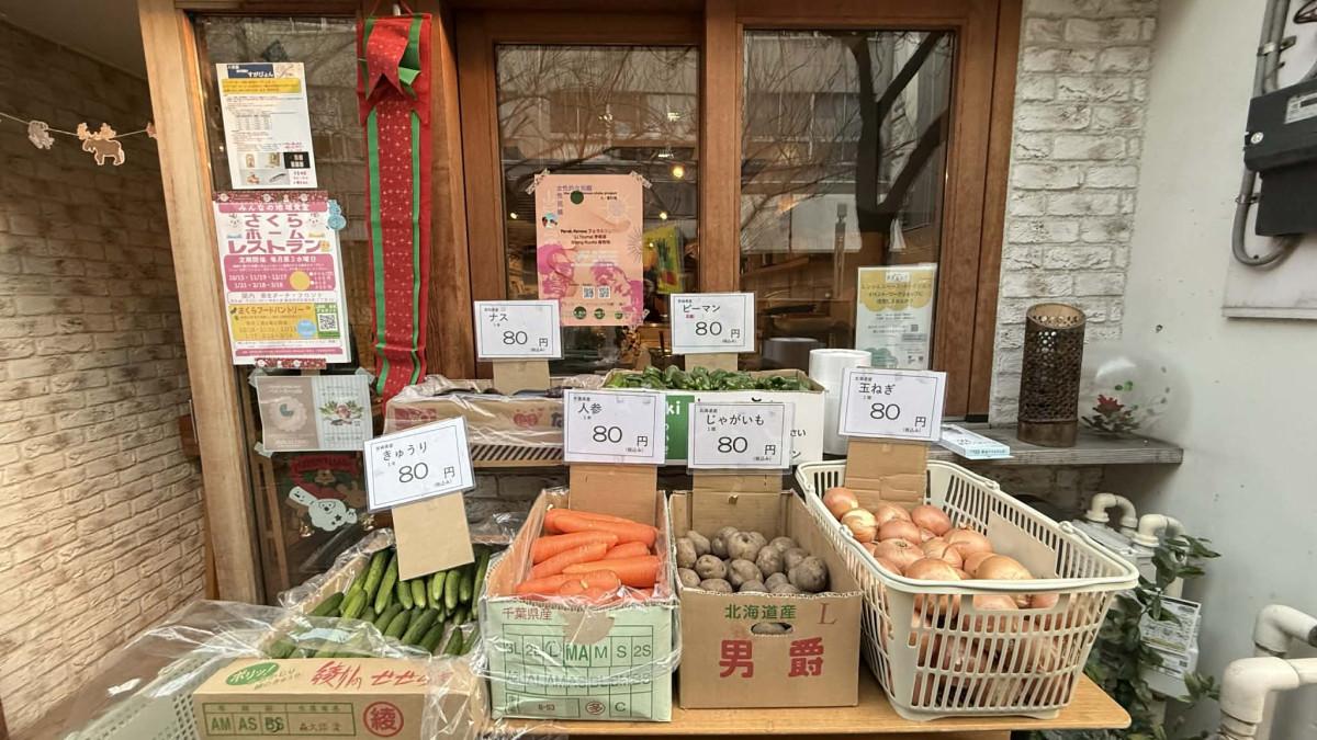 Mercado callejero en el Frente del Porche de Kanna Sakura