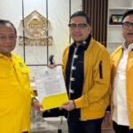 Ahmad Doli Kurnia Tanjung saat menerima SK DPP tentang penunjukkan dirinya sebagai Plt Ketua Golkar Sumut menggantikan Ijeck dari Sekjen Muhammad Sarmuji di Kantor DPP Golkar Jakarta.