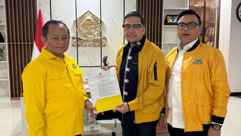 Ahmad Doli Kurnia Tanjung saat menerima SK DPP tentang penunjukkan dirinya sebagai Plt Ketua Golkar Sumut menggantikan Ijeck dari Sekjen Muhammad Sarmuji di Kantor DPP Golkar Jakarta.