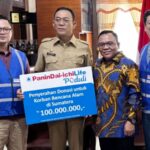 Perwakilan Manajemen Panin Dai-ichi Life menyerahkan donasi kepada Bupati Kabupaten Tapanuli Selatan untuk membantu korban bencana hidrometeorologi di Sumatera.