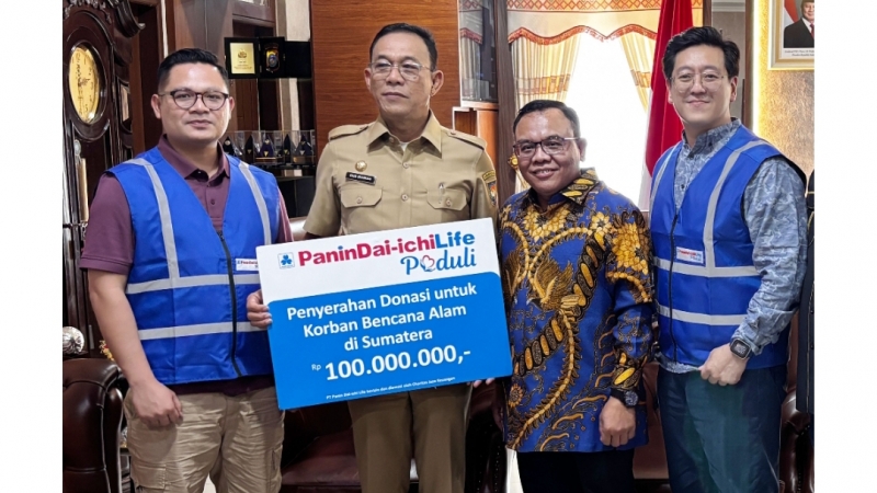 Perwakilan Manajemen Panin Dai-ichi Life menyerahkan donasi kepada Bupati Kabupaten Tapanuli Selatan untuk membantu korban bencana hidrometeorologi di Sumatera.