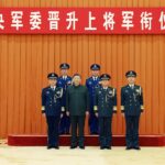 12月22日，中央军委晋升上将军衔仪式在北京八一大楼举行。中央军委主席习近平出席晋衔仪式。这是习近平等领导同志同晋升上将军衔的军官合影。