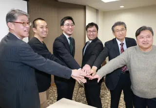 Officer members pledge their efforts around Chairman Masakazu Higashide (third from left) at the inauguration ceremony for 'Sosei East Link'.