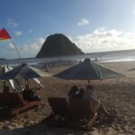 Keunikan pasir merah dan panorama laut membuat Pantai Pulomerah Banyuwangi dipadati sekitar 3.400 wisatawan selama libur Natal. Foto Surabaya.iNews.id/siswanto