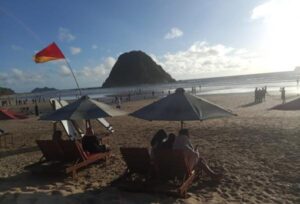 Keunikan pasir merah dan panorama laut membuat Pantai Pulomerah Banyuwangi dipadati sekitar 3.400 wisatawan selama libur Natal. Foto Surabaya.iNews.id/siswanto