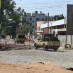 دوريات عسكرية عقب محاولة انقلاب فاشلة في كوتونو، بنين، في السادس من ديسمبر/كانون الأول 2025 (أسوشيتد برس)