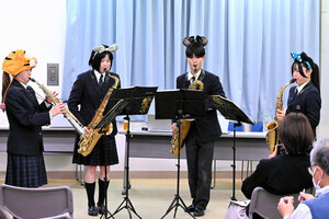 「記者サロン」では、東海大菅生高吹奏楽部によるサックス四重奏のミニコンサートもあった=2025年11月27日午後7時4分、東京都立川市錦町２丁目、上保晃平撮影