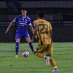 Aksi bek Persib Bandung Federico Barba saat melawang Bhayangkara FC, pada lanjutan Super League yang berlangsung di Stadion GBLA, Bandung, Minggu (21/12/2025). Taopik Hidayat/Radar Bandung.