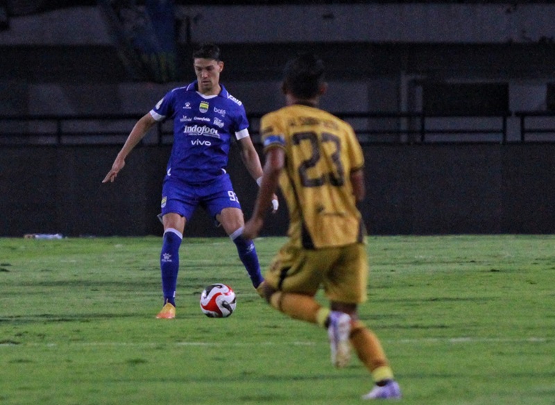 Aksi bek Persib Bandung Federico Barba saat melawang Bhayangkara FC, pada lanjutan Super League yang berlangsung di Stadion GBLA, Bandung, Minggu (21/12/2025). Taopik Hidayat/Radar Bandung.