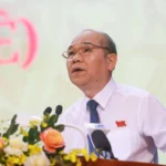 Phó chủ tịch UBND TP.HCM Trần Văn Bảy trình bày các tờ trình tại kỳ họp - Ảnh: CHÂU TUẤN