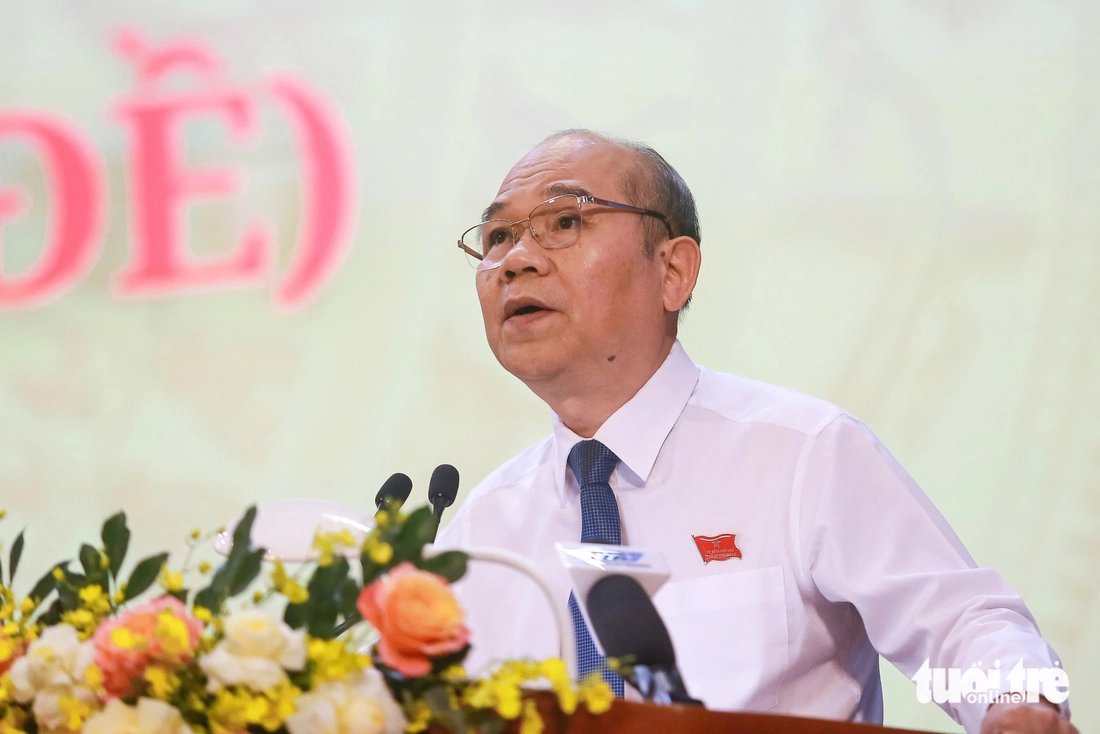 Phó chủ tịch UBND TP.HCM Trần Văn Bảy trình bày các tờ trình tại kỳ họp - Ảnh: CHÂU TUẤN