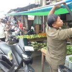 Kepala Satpol PP Kota Tangerang, Irman Pujahendra (kiri), sedang mengawasi pelaksanaan relokasi PKL Pasar Anyar, Kamis (11/12).