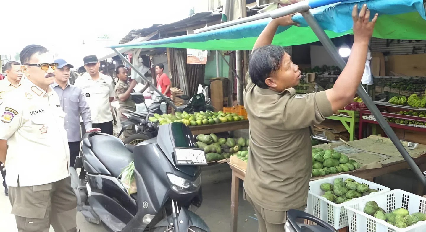 Kepala Satpol PP Kota Tangerang, Irman Pujahendra (kiri), sedang mengawasi pelaksanaan relokasi PKL Pasar Anyar, Kamis (11/12).