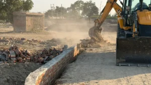 केएमपी एक्सप्रेसवे के पास अवैध कालोनी पर कार्रवाई करती डीटीपीई की एनफोर्समेंट टीम।