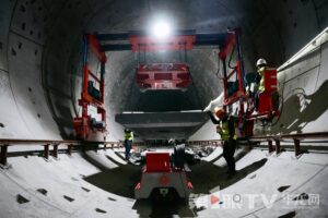 国内首台装配式轨道板精调系统在重庆15号线大学城北一路站-张家湾站开始投入使用。第1眼TV-华龙网记者 辛飞 摄