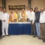 रामकोट स्थित श्री जैन सेवा संघ में चुनाव परिणाम की घोषणा करते हुए मुख्य चुनाव अधिकारी महेश गोलेच्छा।