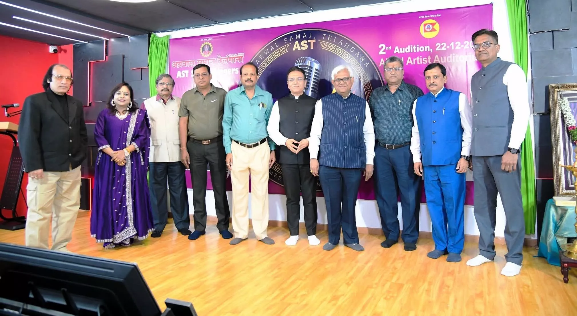 हिमायतनगर स्थित ऑडिटोरियम में अग्रवाल समाज, तेलंगाना द्वारा आयोजित एएसटी सुपर सिंगर में भाग लेते प्रतिभागी।