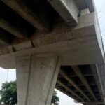 Erection girder yang yang sebelumnya dipasang di atas jalur kereta api (KA) Andir pada Bulan Oktober lalu, sudah terpasang rapih dan sudah tertutup beton.