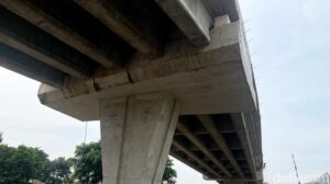 Erection girder yang yang sebelumnya dipasang di atas jalur kereta api (KA) Andir pada Bulan Oktober lalu, sudah terpasang rapih dan sudah tertutup beton.