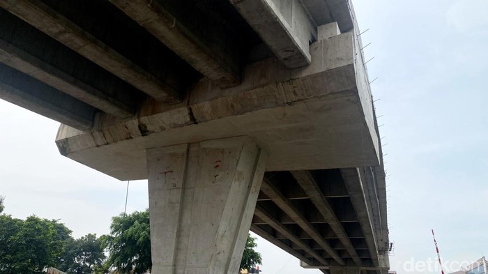 Erection girder yang yang sebelumnya dipasang di atas jalur kereta api (KA) Andir pada Bulan Oktober lalu, sudah terpasang rapih dan sudah tertutup beton.