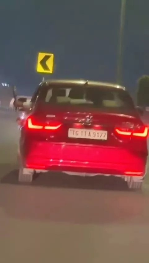 वायरल वीडियो का स्क्रीनशॉट एक्सप्रेसवे पर चलती कार