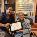 Putrajaya – Ikatan Wartawan Online (IWO) memberikan penghargaan _Asian Inspired Leader_ kepada Tun Dr. Mahathir Mohamad, Perdana Menteri Malaysia ke-4 dan ke-7 pada Senin, 15 Desember 2025 di Putrajaya, Malaysia.