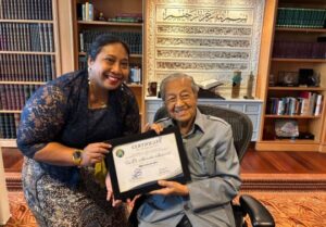 Putrajaya – Ikatan Wartawan Online (IWO) memberikan penghargaan _Asian Inspired Leader_ kepada Tun Dr. Mahathir Mohamad, Perdana Menteri Malaysia ke-4 dan ke-7 pada Senin, 15 Desember 2025 di Putrajaya, Malaysia.