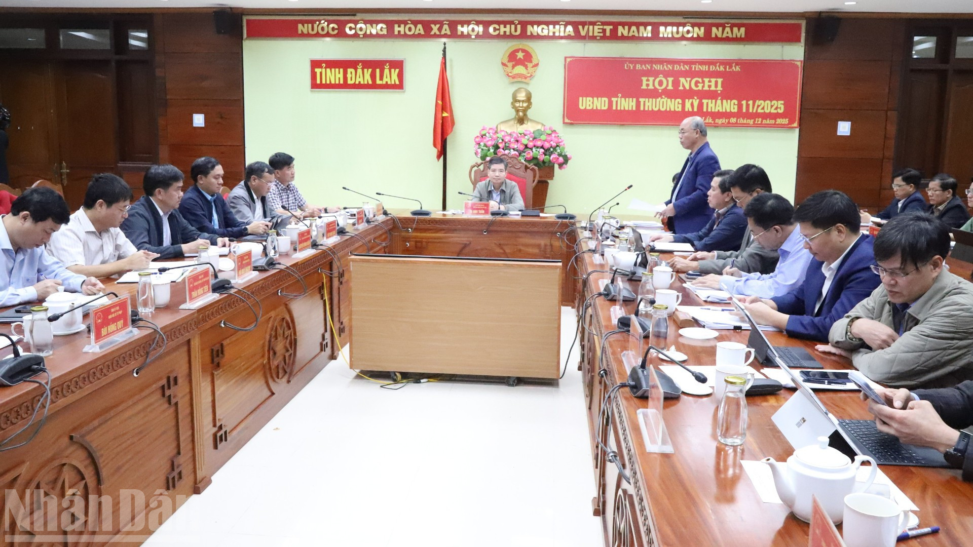 Scène de la réunion mensuelle régulière pour évaluer la situation socio-économique et assurer la défense nationale et la sécurité pour novembre 2025 du Comité populaire de la province de Dak Lak.