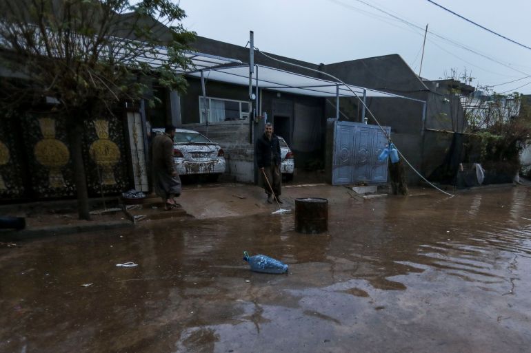 سيول عنيفة اجتاحت مدينة جمجمال بمحافظة السليمانية في إقليم كردستان العراق (رويترز)