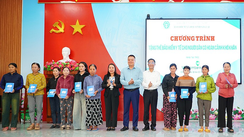 Donating 1,000 health insurance cards to people in difficult circumstances in the area managed by the Hoai Nhon grassroots Social Insurance office, Gia Lai.