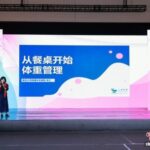 吴江为民众科普。(上海市健康促进中心供图)