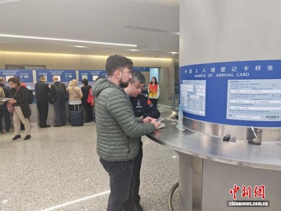 Extranjeros ya pueden llenar la tarjeta de entrada en línea, agilizando el paso por aduanas.