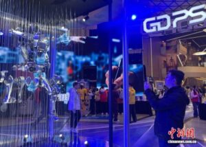 12月13日，在2025全球开发者先锋大会暨国际具身智能技能大赛(GDPS 2025)上，参观者驻足人形机器人展区。 中新社记者 郑莹莹 摄