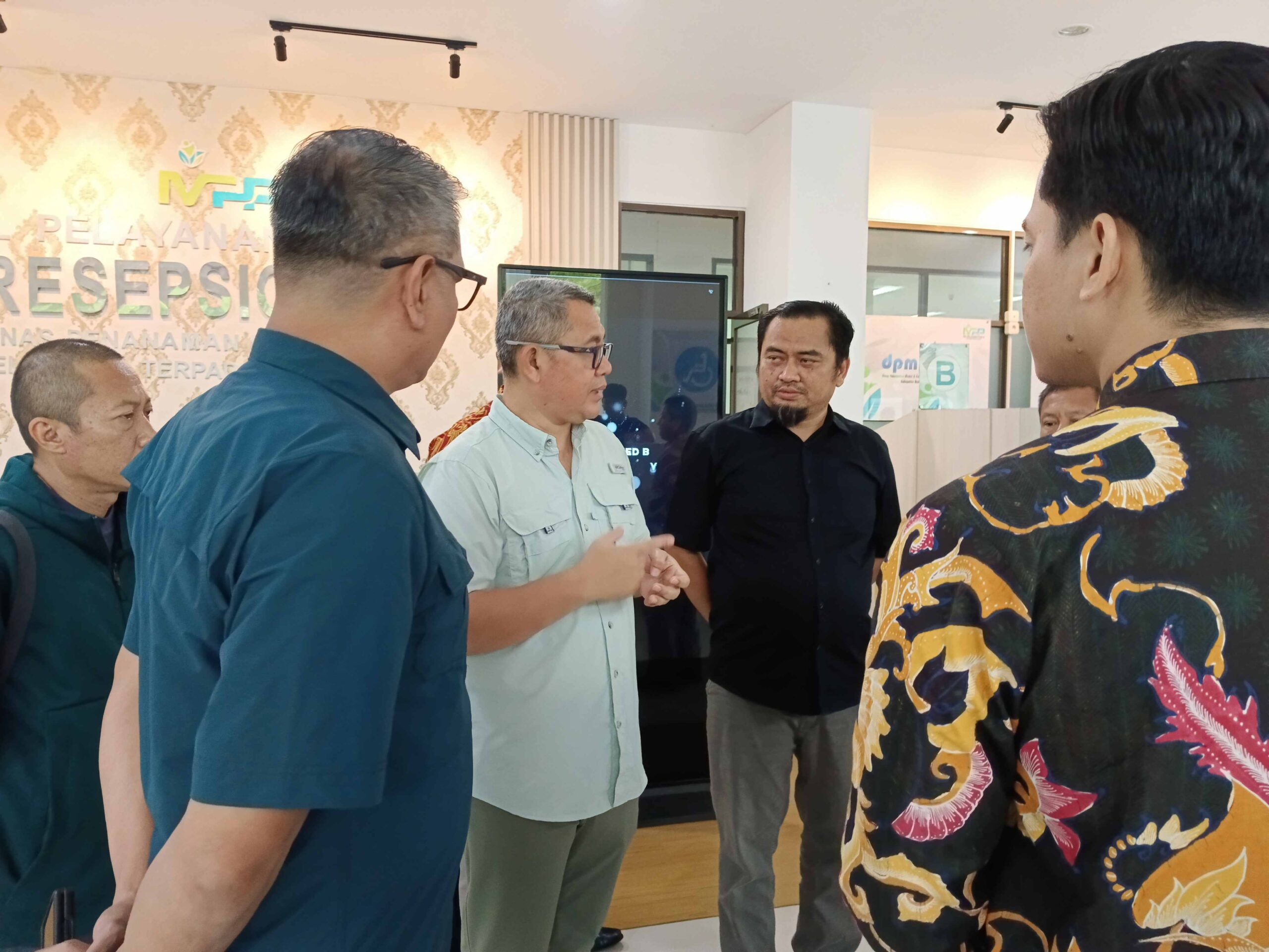 Sekretaris Daerah KBB, Ade Zakir saat meninjau Kantor Imigrasi di MPP Bandung Barat pada Jumat (23/1/2026).