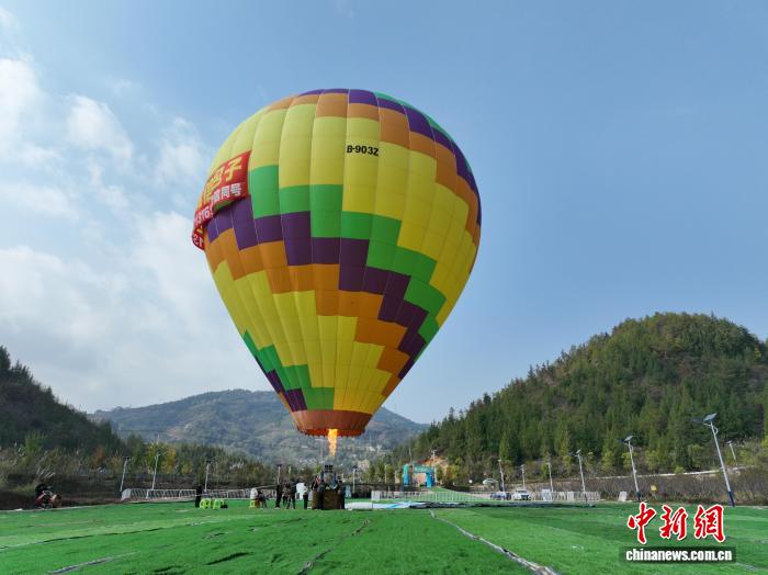 Hot Air Balloons Boost Low-Altitude Economy, Revitalizing a Three Gorges Town