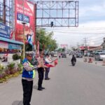 Petugas mengatur lalu lintas di Pos Yan Simpang Beo, Kota Tebing Tinggi. Secara umum, arus kendaraan di sejumlah titik sepi dan lengang siang menjelang malam Tahun Baru.