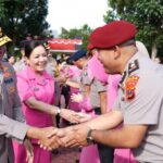 Kapolda Sumut saat memberikan selamat kepada personel yang mendapat kenaikan pangkat. (istimewa)