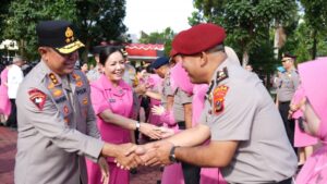 Kapolda Sumut saat memberikan selamat kepada personel yang mendapat kenaikan pangkat. (istimewa)