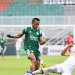 Pemain PSMS nyaris terjatuh usai dijegal pemain pemain Persikad Depok dalam pertandingan lanjutan Liga 1 yang bertanding di Stadion Pakansari Bogor. (istimewa)